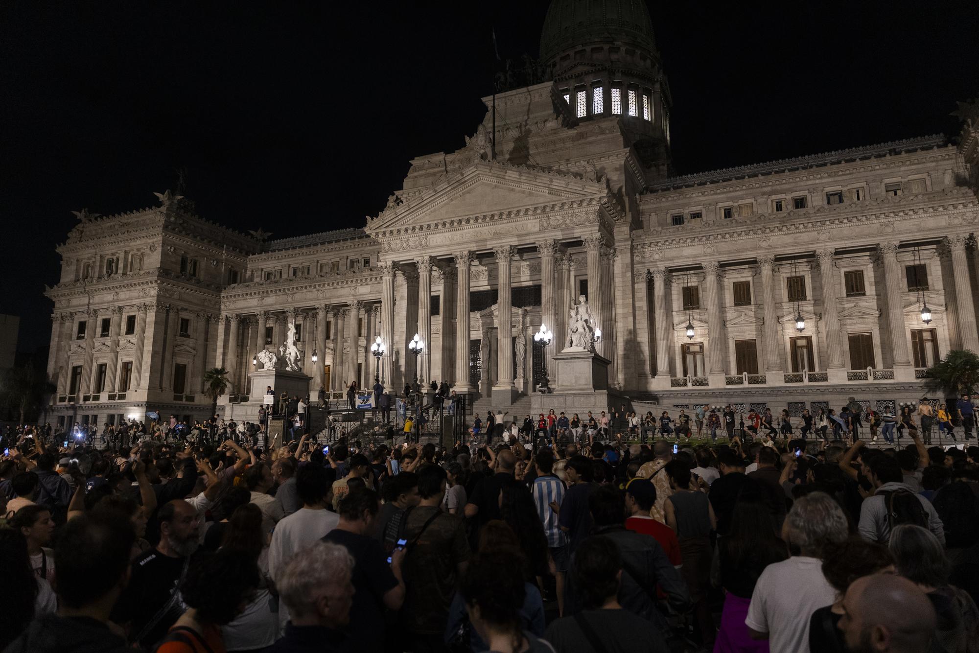 Cacerolazo para protestar contra el Decreto de Necesidad y Urgencia (DNU) anunciado por el presidente Javier Milei. - 6